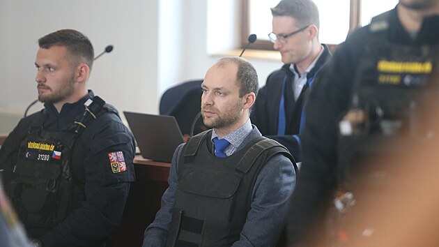 Bval prim Vojtch . u Krajskho soudu v Plzni. Podle obaloby zavradil lkaku, druhou enu znsilnil a pokusil se ji tak zavradit. Hroz mu a vjimen trest. (16. ervna 2025)