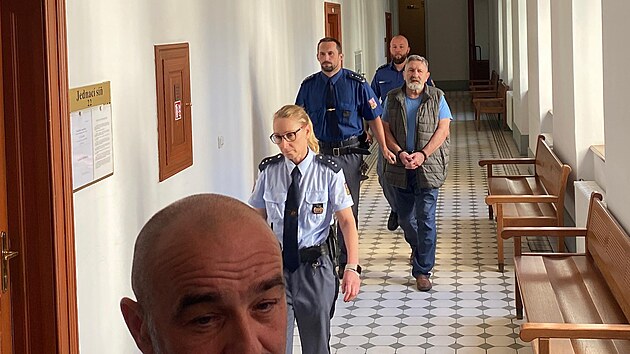 Ptasedmdestilet Ji Chmelark u Krajskho soudu v Plzni. el obvinn z vrady o 18 let mladho mue na lesn cest u Rozvadova na Tachovsku. Tragdie se stala loni v jnu. (17. ervna 2025)
