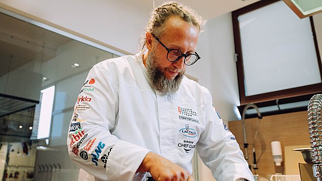 Tom Popp je odbornkem na vaen i kvalitu potravin. Tvrd, e za dobrm obdem nemusej u lid jezdit do velkch mst, ale opravdov perly se nachzej v mench regionech.