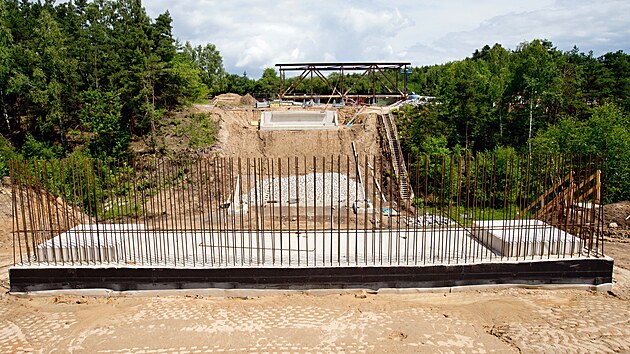 Nov lvka u se klene pes silnici z Plzn na Karlovy Vary u Chotkova. Nahradila lvku, kter byla ve patnm stavu a bylo teba ji odstranit. O kilometr dl k Plzni vznikne dal lvka pes stejnou silnici. Jej konstrukci bude tvoit tzv. Faltusv most, kter slouil destky let v arelu plzesk kodovky. (16. ervna 2025)