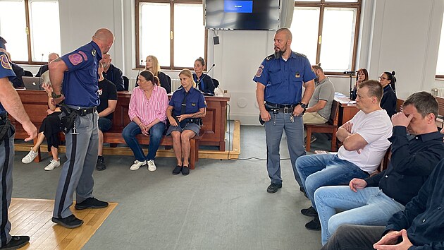 Nejpsnj trest, 13 rok ve vznici, soudci Krajskho soudu v Plzni vymili tyiatyicetilet Lence Hankov (na snmku v barevn koili). Podle nzoru soudc byla hlavou drogovho gangu, kter tal 13 mu a en. (18. ervna 2025)