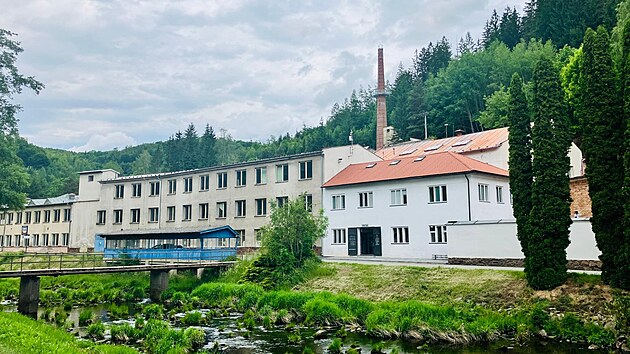 B�val� pr�myslov� are�l o�il jako turistick� projekt Tov�rna V�r, ten le�� hned naproti zn�m� horolezeck� lokalit�. (13. �ervna 2025)