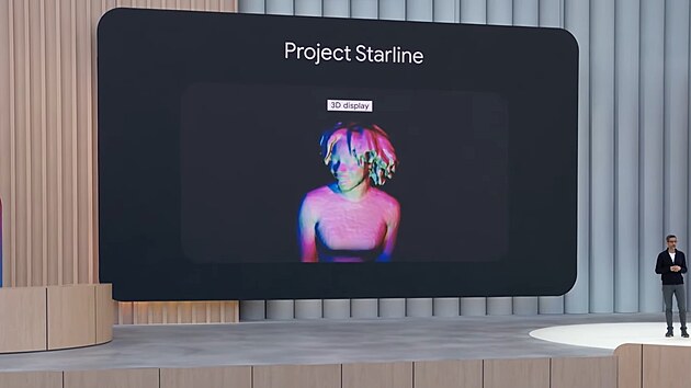 Sundar Pichai ukazuje, jak se na displeji pro Google Beam tvo 3D obraz