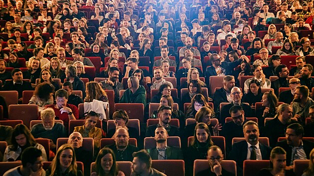 Náv�t�vníci festivalu AFO �ekají na p�edná�ku v  Olomouckém kin� Metropol