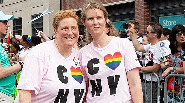 Christine Marinoniov a Cynthia Nixonov na pochodu LGBT Pride Parade (New York, 24. ervna 2018)