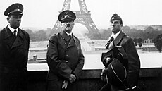 Adolf Hitler pod Eiffelovou ví. Nalevo od nj architekt Albert Speer, vpravo...