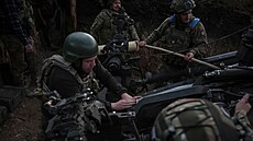 Don�cká oblast. P�íslu�níci ukrajinské 148. d�lost�elecké brigády pálí z...