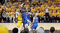 Shai Gilgeous-Alexander zakon�uje p�es Mylese Turnera.