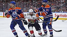 Brad Marchand z Floridy mezi dvojicí  Darnell Nurse (vlevo) a Jake Walman z...
