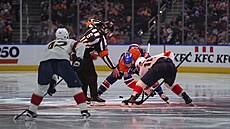 Na vhazování jsou' Connor Brown z Edmontonu a ' Aleksander Barkov z Floridy.