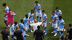 Fotbalisté Manchesteru City se oberstvují a poslouchají pokyny trenéra...
