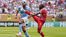 Thembinkosi Lorch z Wydadu (vpravo) a Vitor Reis z Manchesteru City.