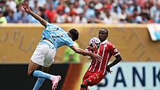 Vitor Reis (vlevo) z Manchesteru City a Thembinkosi Lorch z Wydadu.