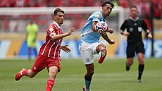 Oussama Zemraoui (vlevo) z Wydadu a Tijjani Reijnders z Manchesteru City.