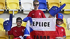 Na zápas eských fotbalist proti Anglii dorazili do Dunajské Stredy také mladí...