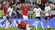 Daniel Fila s bolestivou grimasou le�í na trávníku. Angli�an�m se to moc...