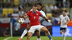 Mí� se sna�í udr�et Václav Sejk, brání ho Jarell Quansah.