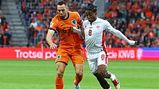 Nizozemský obránce Stefan de Vrij (vlevo) a maltský útoník Paul Mbong.