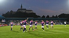 Gólová radost nmeckých fotbalist v utkání proti Anglii.