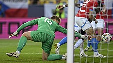 eský branká Luká Horníek si sráí mí do sít.