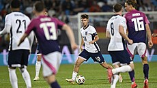 James McAtee z Anglie rozjídí akci.