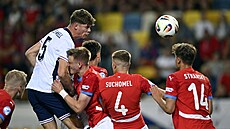 Charlie Cresswell dává tetí branku do eské sít.
