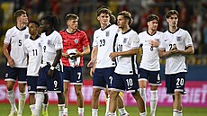 Mladí Angliané se radují z výhry nad eskem.Tyler Morton (23) chválí Jamese...