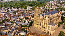 Pohled na francouzské msto Bourges s jeho katedrálu zapsanou na seznamu...