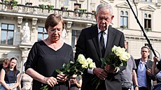 Rakouský prezident Alexander Van der Bellen vzdává hold obtem stelby ve...