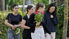 Obyvatelé týrského Hradce uctívají památku obtí kolní stelby. (12. ervna...