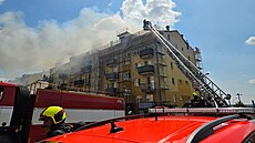 Poár stechy bytového domu v brnnských Chrlicích (11. ervna 2025)