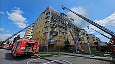 Poár stechy bytového domu v brnnských Chrlicích, jeden z hasi skonil v...