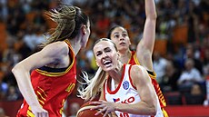eská basketbalistka Petra Holeínská (v bílém) bhem úvodního zápasu ME v Brn...
