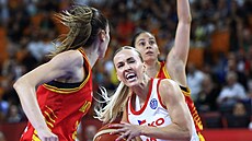 eská basketbalistka Petra Holeínská (v bílém) bhem úvodního zápasu ME v Brn...