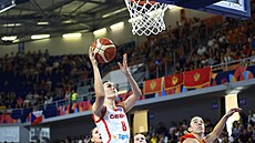 eská basketbalistka Veronika Voráková bhem úvodního zápasu ME v Brn proti...