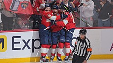 Hokejisté Florida Panthers slaví gól ve finále NHL proti Edmonton Oilers.