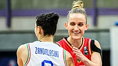 Cecilia Zandalasiniová z Itálie se zdraví s nmeckou reprezentantkou Leonie...