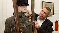 Starosta Albrechtic v Jizerských horách Jaroslav zeman ukazuje expozici...