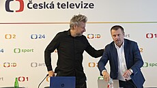 Pedseda Rady T Karel Novák (vpravo) pi schvalování programu schze, na které...