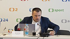 Pedseda Rady T Karel Novák pi schvalování programu schze, na které radní...
