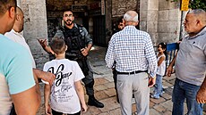 Muslimtí vící jsou zastavováni písluníky izraelské pohraniní policie u...