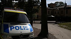 védské policejní auto stojí ped izraelským velvyslanectvím ve Stockholmu....