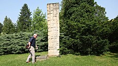 Historik Jaromír Poláek u menhiru od sochae Viléma Kocycha z roku 1998, který...