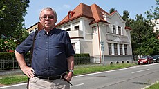 Historik Jaromír Poláek u vily Jaro ermáka, echa, který byl 10. ervna 1945...
