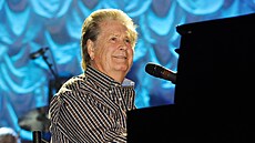 Brian Wilson si u� notuje s and�ly. Je to ztráta nejen pro hudební, ale i...