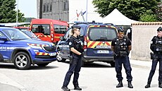 Francouztí etníci u stední koly ve mst Nogent, kde student zaútoil...