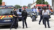 Francouztí etníci u stední koly ve mst Nogent, kde student zaútoil...