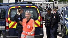 Francouztí etníci na míst incidentu ve mst Nogent, kde student zaútoil...
