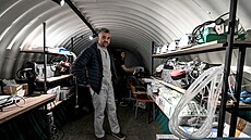 Anesteziolog Maksym Diaok v podzemní polní nemocnici na neznámém míst na...