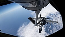 Stíhaka dopluje palivo z tankovacího letounu KC-135R bhem operace nad Rudým...